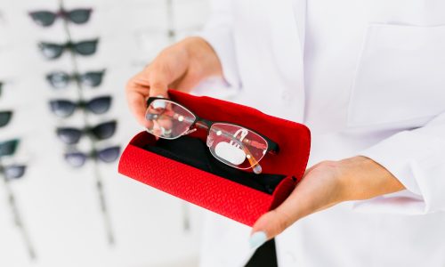 donna-che-tiene-cassa-ed-occhiali-rossi_23-2148273189