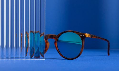 natura-morta-di-occhiali-dalla-montatura-leggermente-arrotondata_52683-131001
